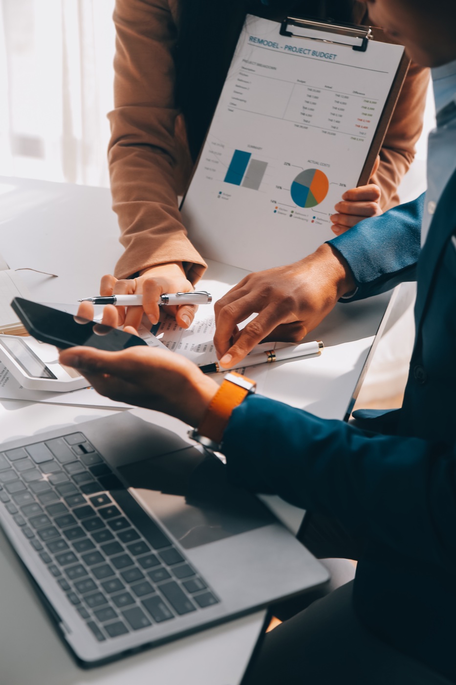 Duas pessoas analisando um relatório financeiro com gráficos